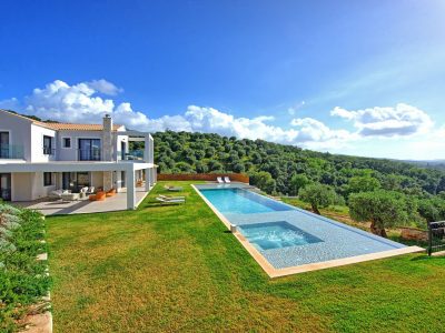 فلة مع مسبح